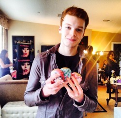 bizarre-transmission:  Found an incredibly sexy picture of Cameron Monaghan on Arizona’s Instagram page 