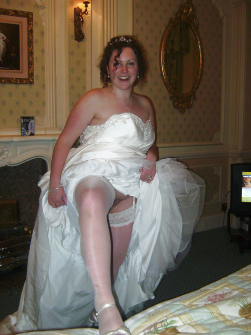 corbsbrides: nice bride upskirt