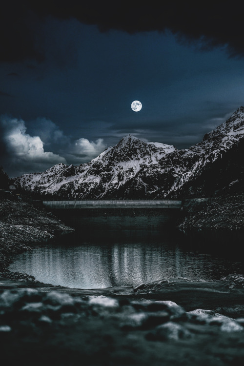 lsleofskye:  lake in the middle of mountains | eberhard 🖐 grossgasteiger