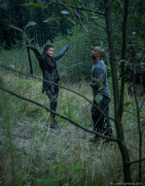 aaronginsburg: The 100 - S3 - Behind-The-Scenes I caught this amazing moment where Marie and Ricky w