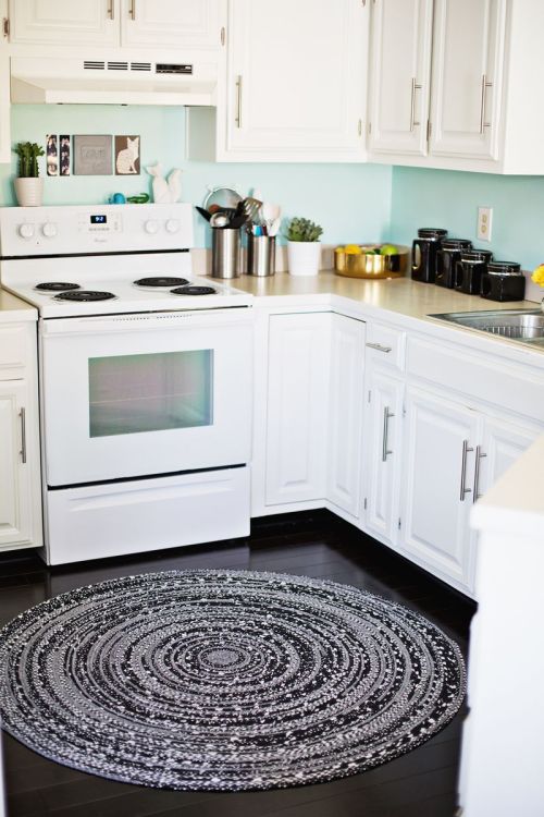 niftyncrafty: Make Your Own Rope Rug // A Beautiful Mess How cute is their kitchen. I love the blue 
