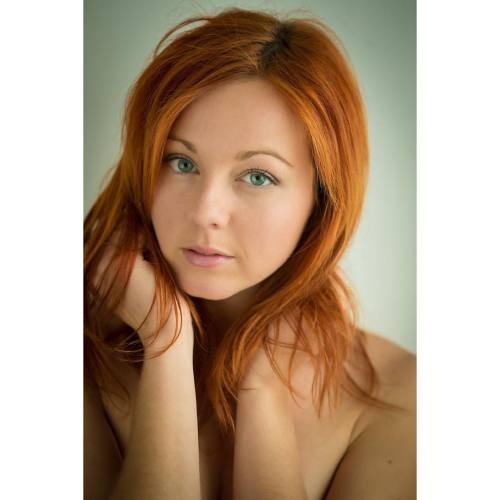 Morning beauty… Elen Moore. #czechgirl #naturallight #redhead #greeneyes #beauty #model