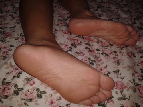 beautifulbarefootgirls:lekburiram:For all my feet fans, I got soleLovely cute feet! :)