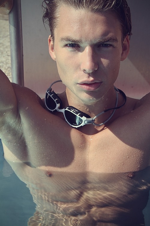 https://sexyboysbeingsexy.tumblr.com/post/119694206089