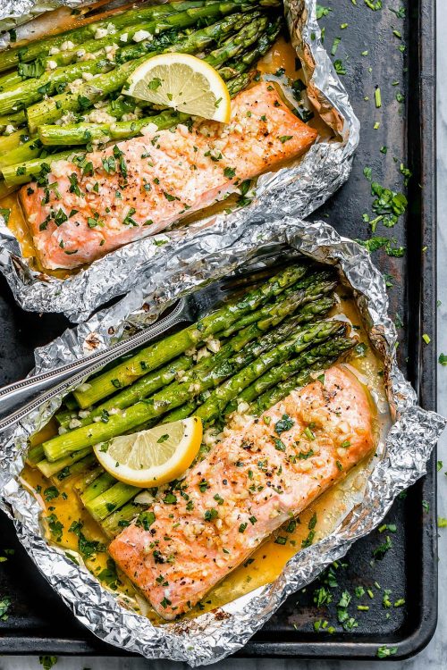 Baked Salmon in Foil with Asparagus and Garlic Lemon Butter Sauce