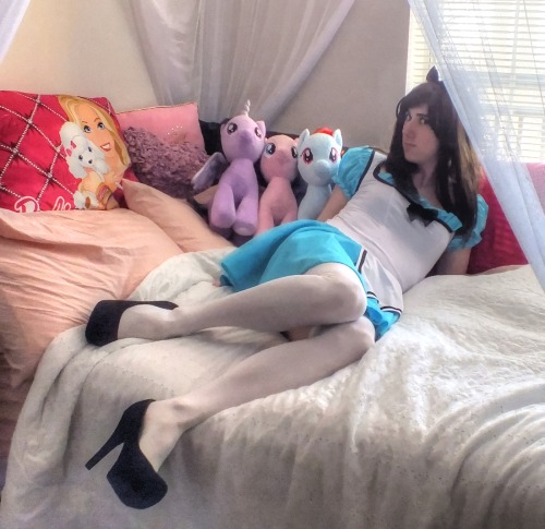 sissyalicewonderland: sissy alice in wonderland XD I have way too many alice costumes bonus ponies