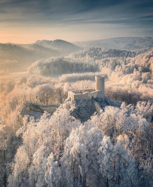 Photo by @karol_bartnik, public domain. #poland#winter#castle