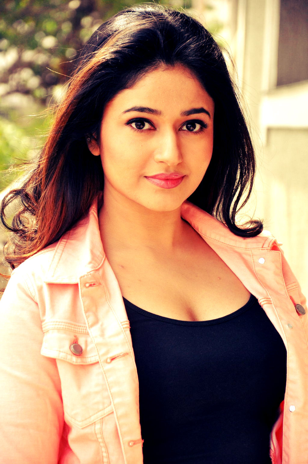 actressheaven:  Poonam Bajwa Looking Beautiful  Shes beautiful