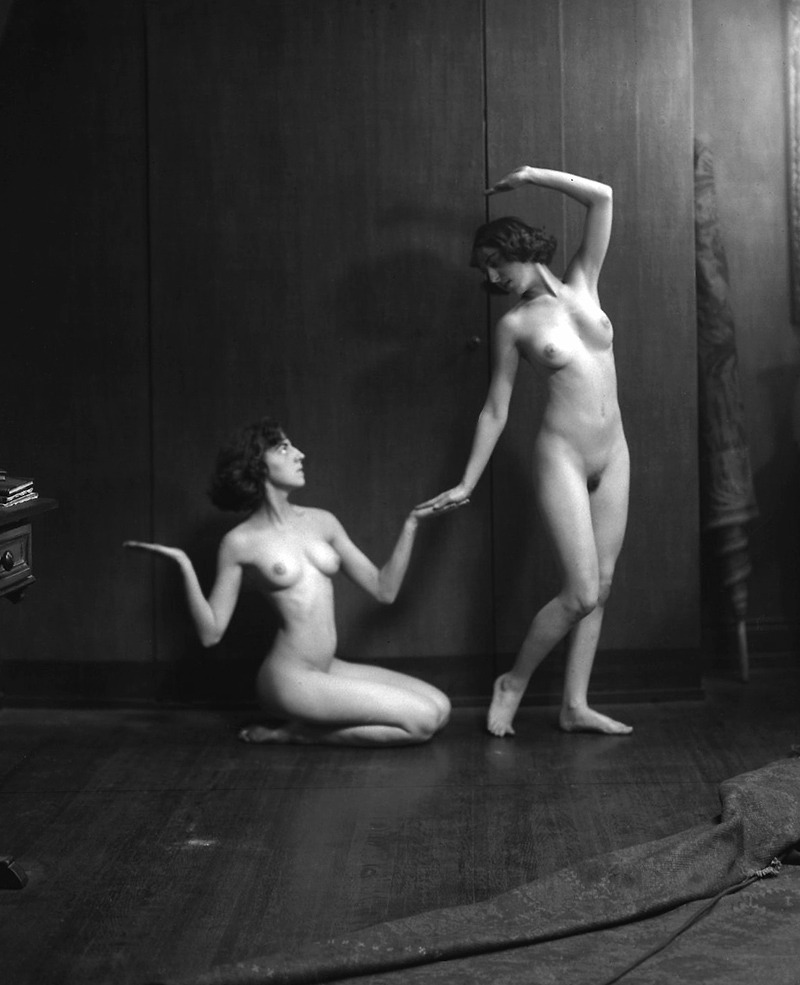 gmgallery: The Gunn Sisters, Phyllis and Sybil, photographed by Arnold Genthe (1920s)