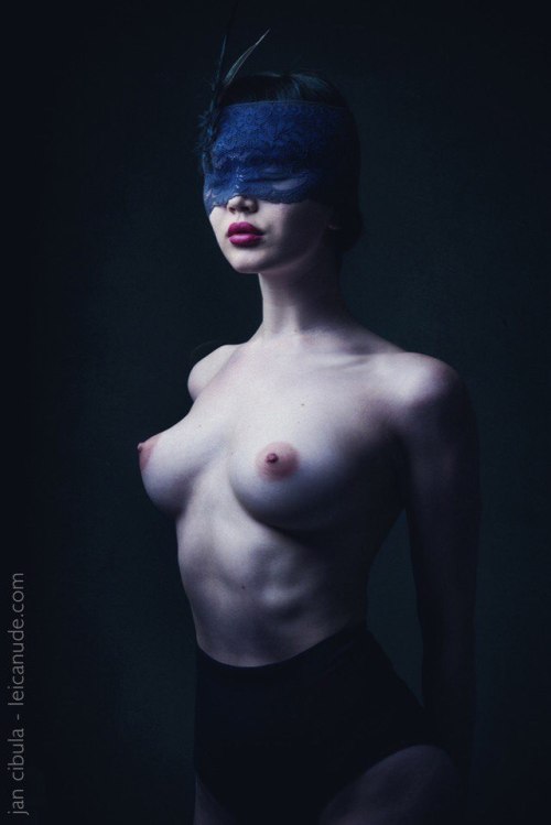 ballerinabondagefairies: literallynsfw:lada brik Blindfold as parachute.