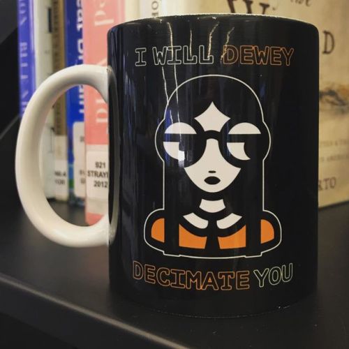 Don’t mess with me…#librariansofinstagram #librarian #mugs (at Edgartown Public Library) http