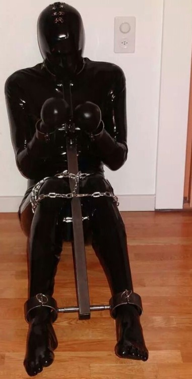 locked-tigerchen:josch131: Fixed“I WOULD LOVE TO BE LATEXIFIED AND PERFECTLY LOCKED LIKE THIS !!!!!!