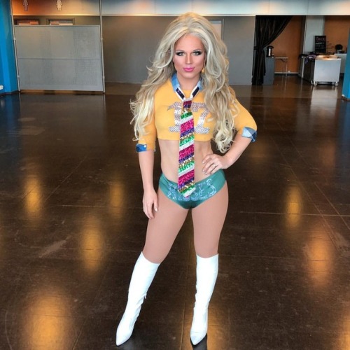 derrickbarry:Backstage @TelenorArena before opening for @BritneySpears’ #PieceOfMe VIP party in #Osl