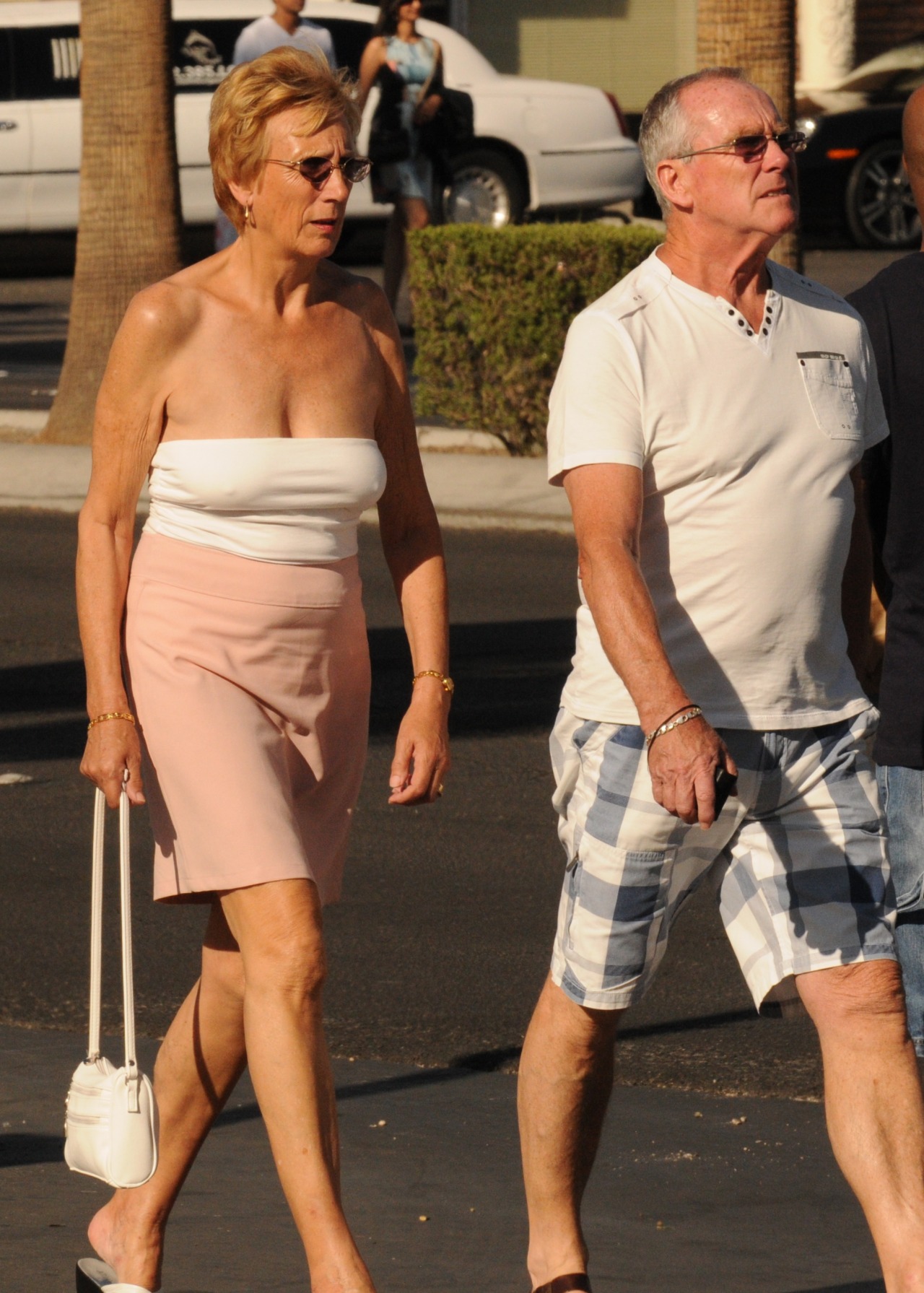 I love when older women let em hang free.