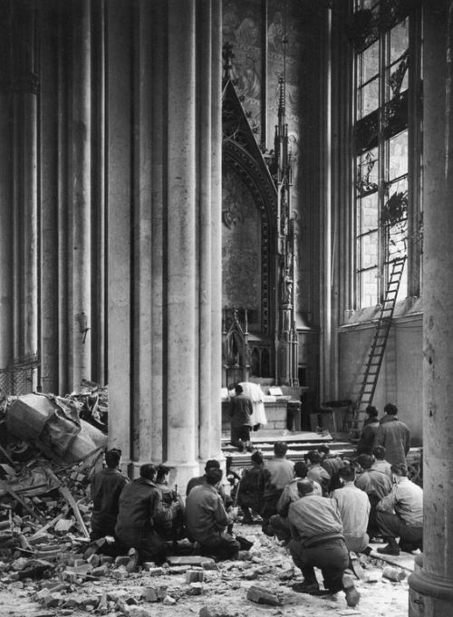 talking-about-darkness:American soldiers attend Mass in March 1945 in the bombed cathedral of Cologn