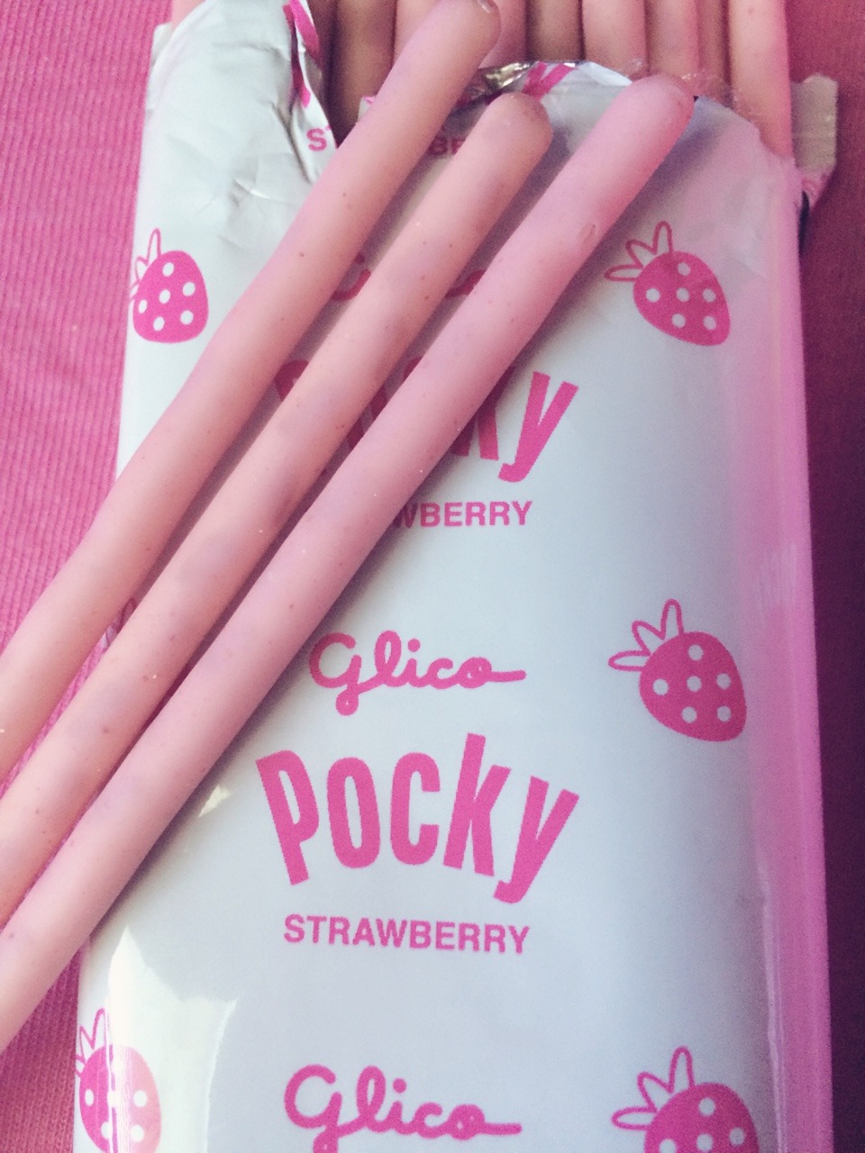 pinkprincesskittenmittens: strawberry pocky♡