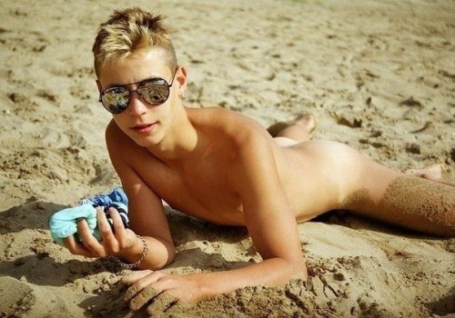 hotzila:  hotzila.tumblr.com I wanna visit that beach! 