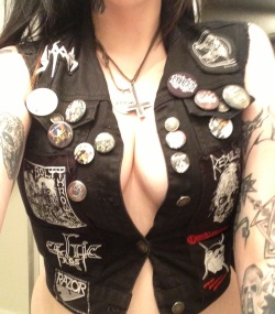 foreverstreetmetalbitchwitch:  Wanted to see if my vest still buttoned up… Just barely.