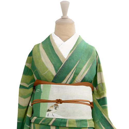 Fresh kimono outfit depicting a cute suzume (sparrow) in takeyabu/chikurin (bamboo grove), reprint o