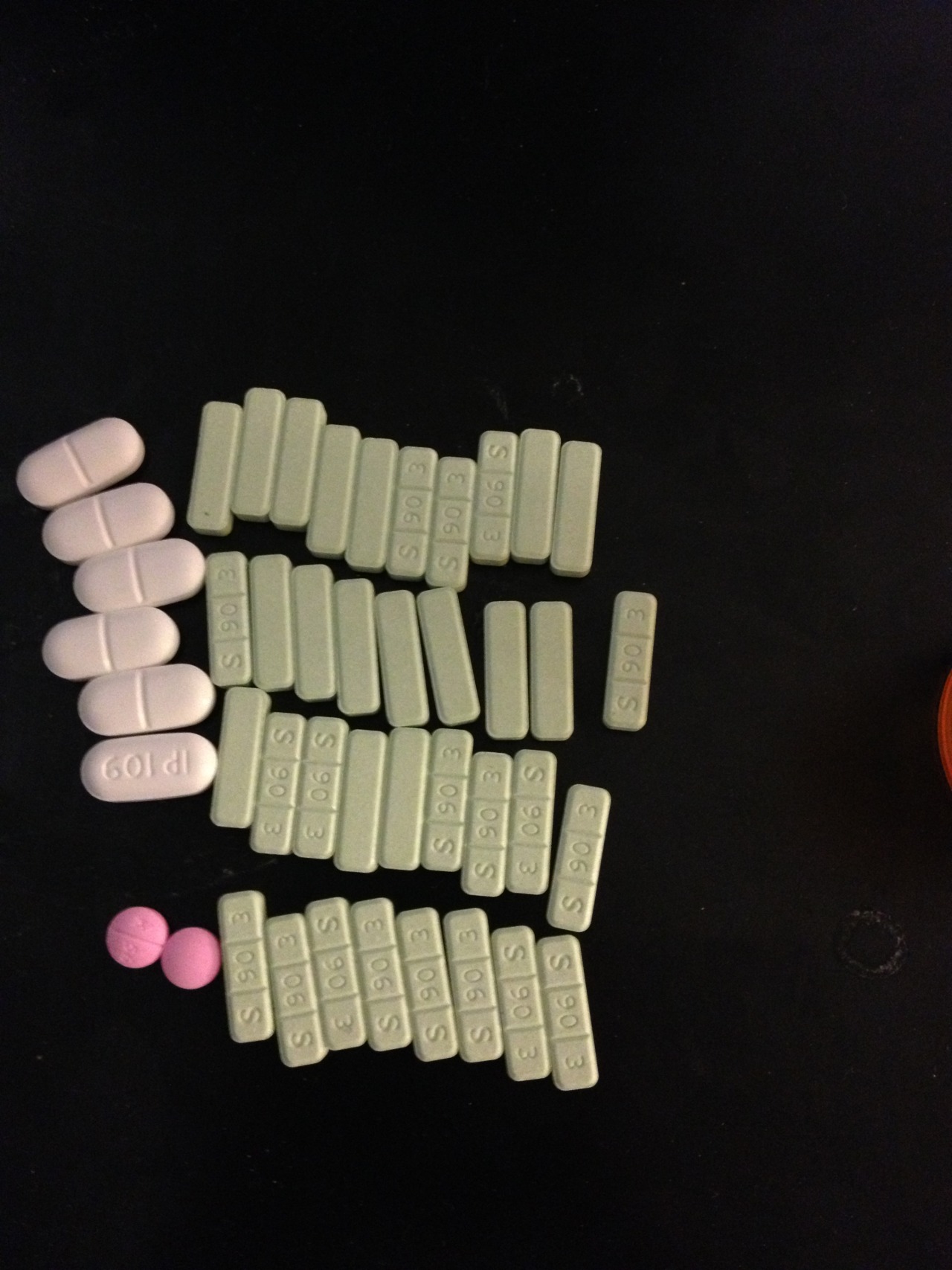 more-drugz:  36 bars 6 vicodin 2 little oxys 