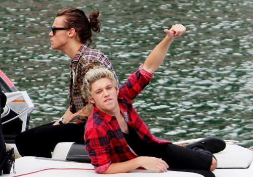 You might be looking at Niall trying to be silly, but I&rsquo;m concentrated on Harry&rsquo;