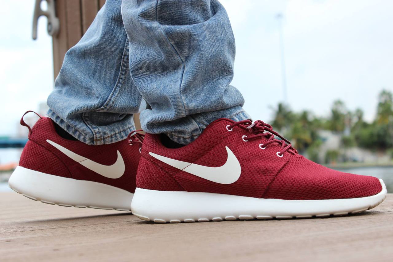 nike roshe run team red sail