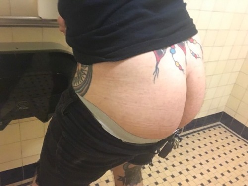 Back at work butt pic, sup y'all it’s my birthday next week I feel old