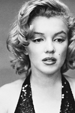 missmonroes:  Marilyn Monroe photographed