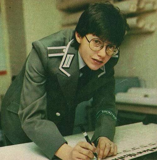 awhiffofcavendish:fuldagap:East German border troops Under Officer. “Harry Potter and the Berlin Wal