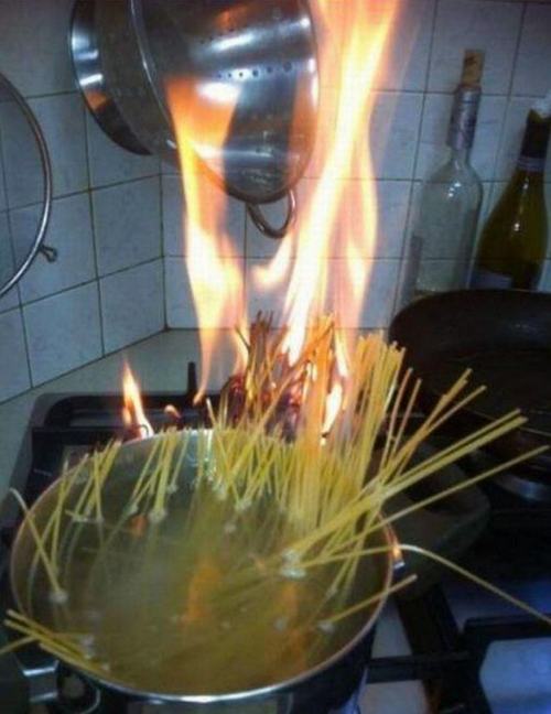 pleatedjeans:21 People Who Have No Idea What They’re Doing in the Kitchen