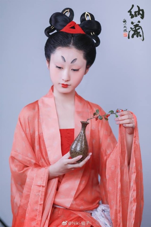 Recreation of traditional Chinese Hanfu, hairstyles, and makeup based on historical paintings.