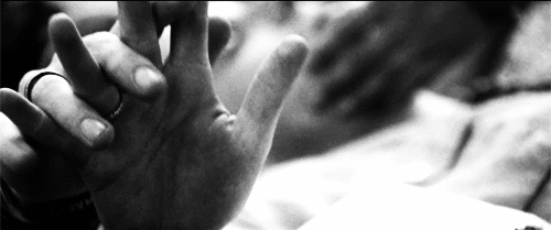 deryhana:  “Qualcuno le aveva stretto le mani in un modo indimenticabile. Quel
