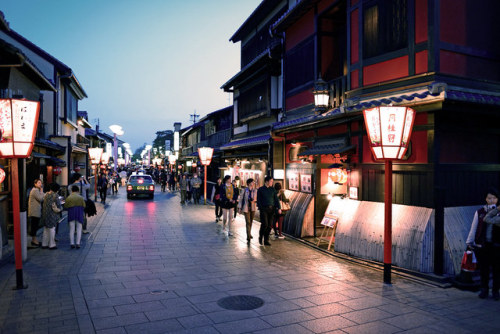 hi-technique: Japan Kyoto . 日本.京都 Gion 傍晚的京都祇園~ 花見小路 DSC_7574 by Ming - chun ( very busy ) on Flickr