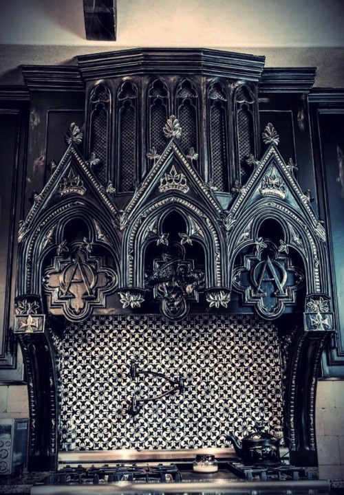 I will forever maintain that there is not nearly enough gothic kitchen inspo on the internet Source: