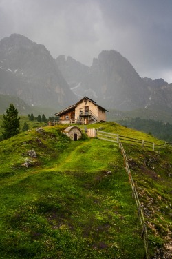 51percentgent:cabin in the Dolomites of Italy