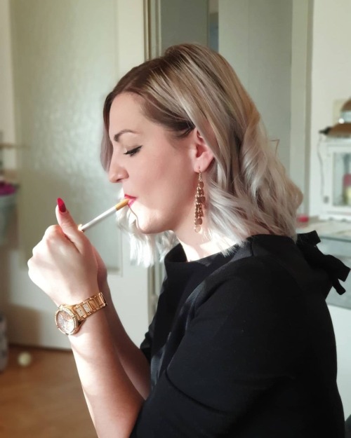 reblog if women who smoke turn you on as much as they turn ME on.