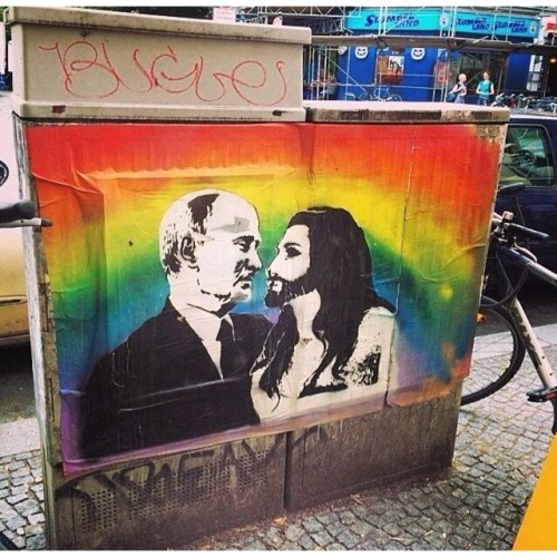 lavender-r2:  Street art in Berlin. 