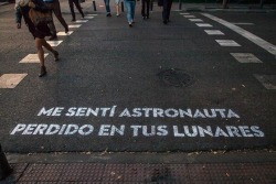 s-empiternas:Me sentí astronauta perdido en tus lunares