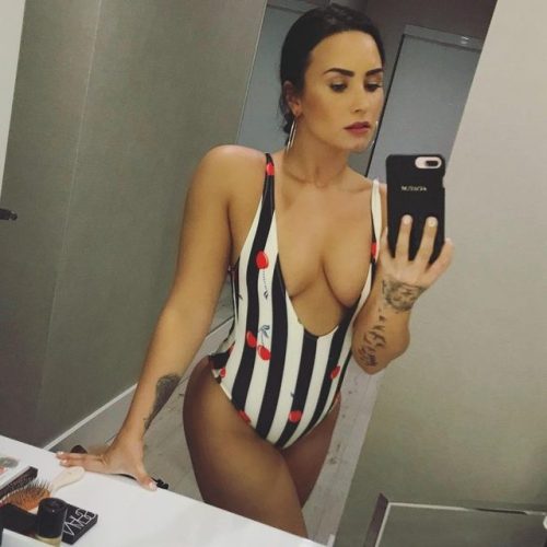 Demi Lovato tits and perect ass