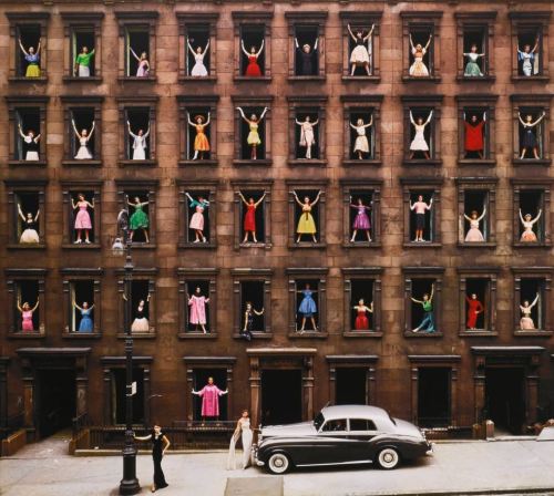 Girls in Windows (Ormond Gigli. New York City, 1960)
