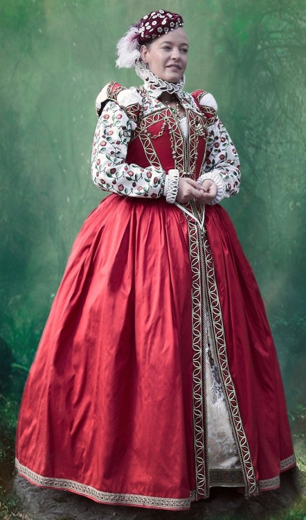  Elizabethan red costume (based on the portrait of a young lady, possibly Helena Snakenborg, Later M