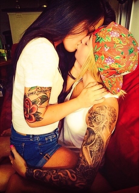 lipstick-lesbian:  ♀♡♀ 