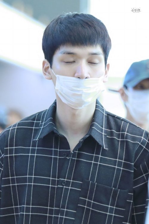 officialrovix:180824 Hyuk @ Incheon Airport | © hyogi0705