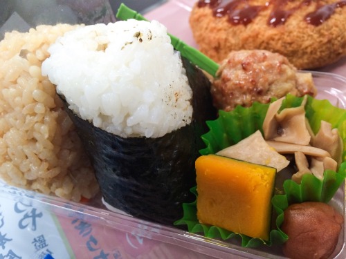 syokujirock: 峠の釜めし本舗 おぎのや監修 おにぎりセット、日清 太麺堂々 野菜タンメン、男爵コロッケ [LAWSON]