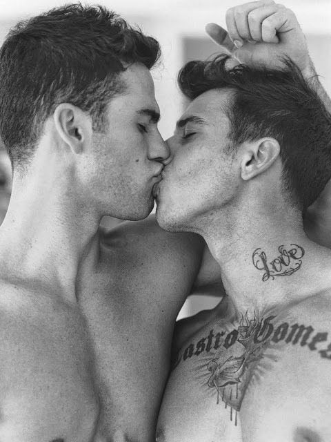 fuckyeahdudeskissing:  Fuck Yeah Dudes Kissing! The place to see men kiss on Tumblr.