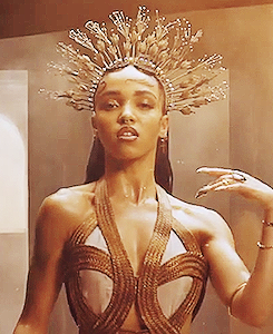 thequeenbey:  Crown too heavy like the Queen Nefertiti. 