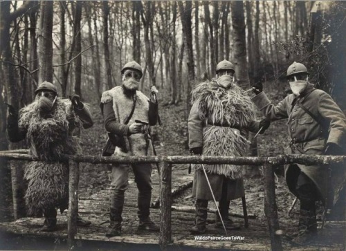 waldopeircegoestowar: ‘A strange image of soldiers, unrecognizable in their gas-masks, and in some ways, inhumane.’ Translated from the French –- Photographies de Poilus : Soldats photographes au coeur de la Grande Guerre – Photo: WW1 poilus,