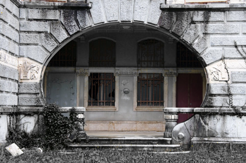 steampunktendencies:  Abandoned - The Castle of Dona Chica, Palmeira - Braga, Portugal  Photos: Ruin’arte 