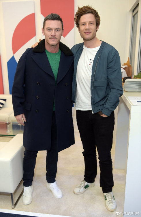 itsdarkinsidee25: Luke Evans en el evento 2018 Nitto ATP World Tour Tennis Finals (18 noviembre)