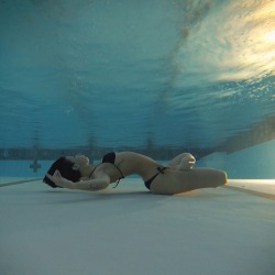 fatblackhoustonian:  fruitandsport:  lesportblabel:  Yoga under the water  If I would try this, there would get so much water in my nose!  I damn near die trying to rotate under water. 